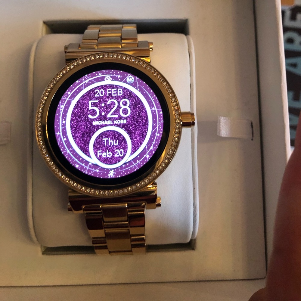 Sofie Pave Micheal Kors smartwatch